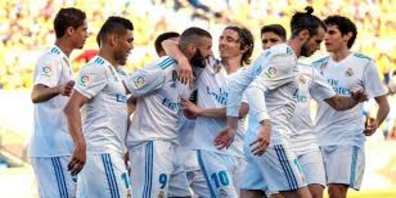 西蒙斯战术革新：心理、阵容与灵活战术-星空体育